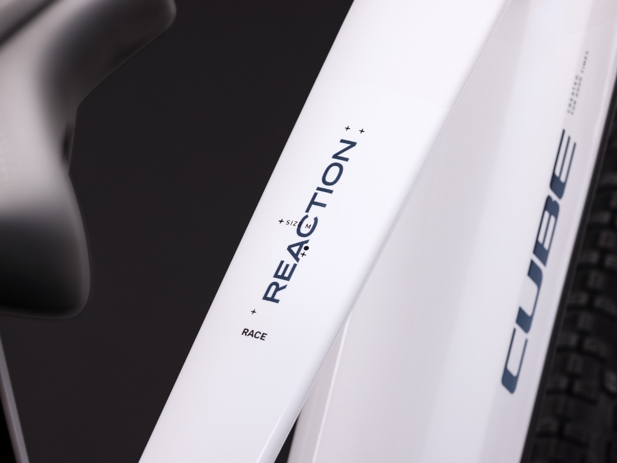 Cube Reaction Hybrid Race 800 snow´n´black 2027
