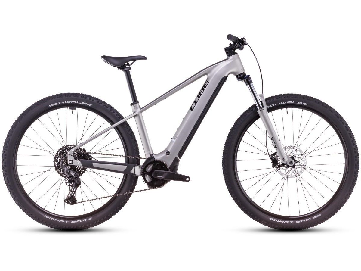 Cube Reaction Hybrid ONE 800 silver´n´black 2025 bei Fahrrad Hoblik, Fahrrad-Spezialist aus Brand-Erbisdorf seit 1988, online kaufen Cube Reaction Hybrid ONE 800 silver´n´black 2025 bei Fahrrad Hoblik, Fahrrad-Spezialist aus Brand-Erbisdorf seit 1988, online kaufen