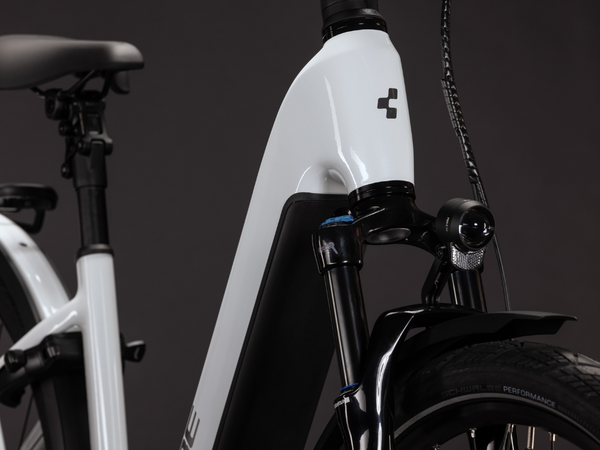 Cube Kathmandu Hybrid Deluxe Pro 800 Easy Entry metallicwhite´n´chrome 2027