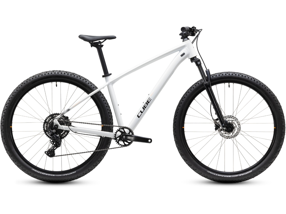 Cube Aim ONE metallicwhite´n´black 2027 bei Fahrrad Hoblik, Fahrrad-Spezialist aus Brand-Erbisdorf seit 1988, online kaufen
