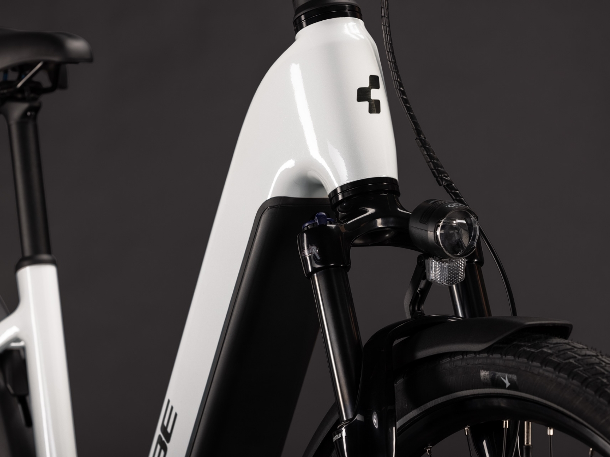 Cube Touring Hybrid ONE 600 Easy Entry metallicwhite´n´chrome 2027